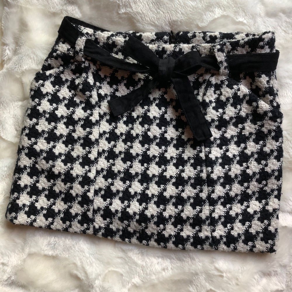 Houndstooth knit belted mini skirt